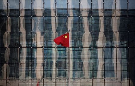 Bandeira da China em frente à sede de banco comercial, em Pequim