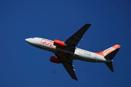 Avião da Gol decolando do Aeroporto Internacional de Brasília; aviação; combustível