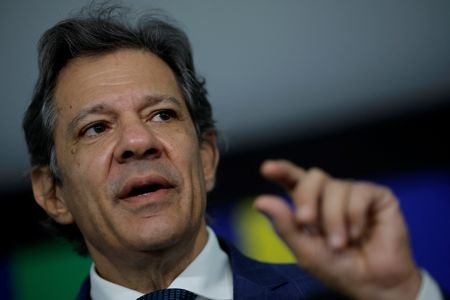 O ministro da Fazenda, Fernando Haddad, gesticula com dois dedos próximos, como se indicasse que algo é pequeno