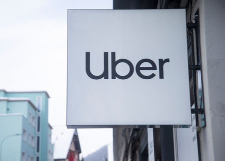 Logotipo da Uber em um showroom temporário durante o Fórum Econômico Mundial em Davos