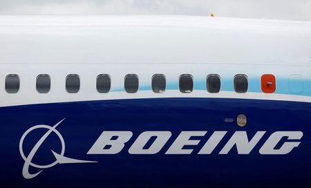 Logo da Boeing em avião durante evento, em Farnborough, no Reino Unido