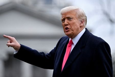 Presidente dos EUA, Donald Trump, fala com repórteres, em Washington