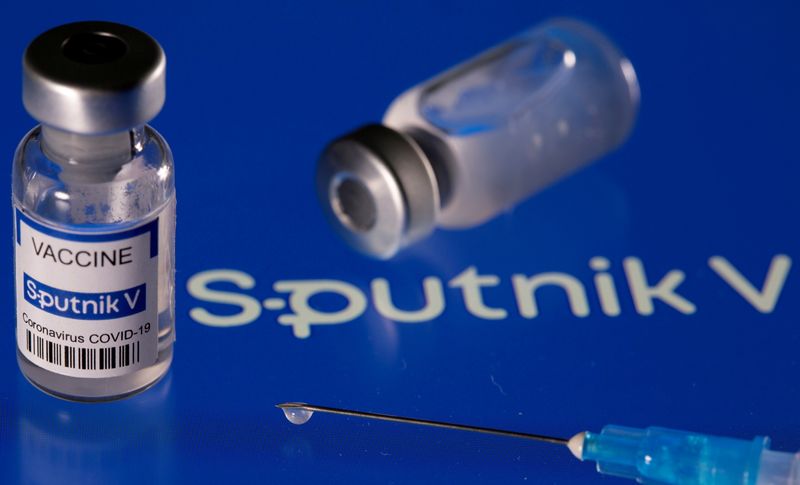 Recipientes com adesivo vacina Sputnik V, em foto de ilustração