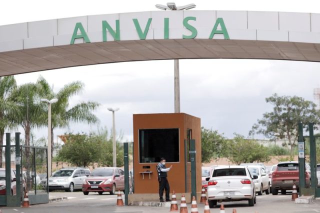 A Anvisa aprovou nesta quinta-feira o uso emergencial da associação de anticorpos banlanivimabe e etesevimabe no tratamento contra a covid-19