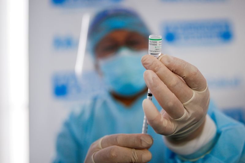 Profissional de saúde prepara dose da vacina da Sinopharm contra Covid-19, em Lima, Peru
