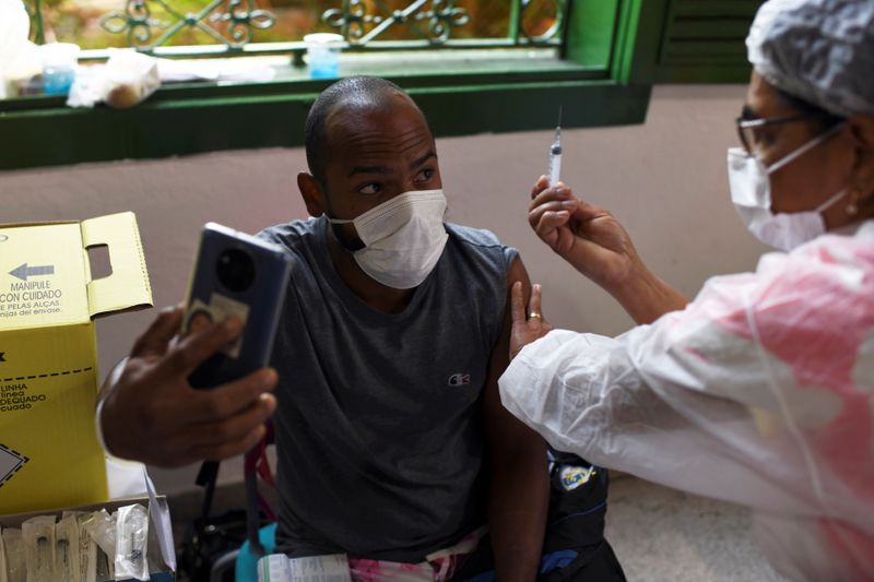 Vacinação em massa da população em Ilha Grande, no Estado do Rio de Janeiro, Brasil