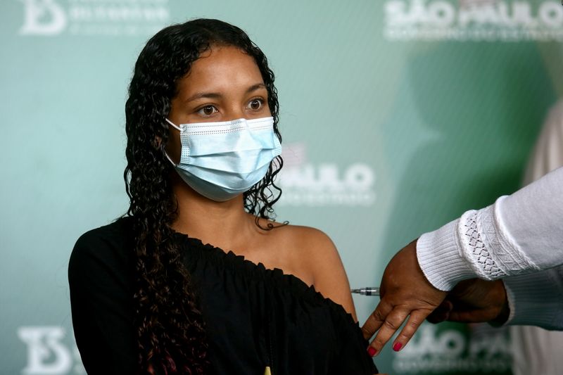 Jovem recebe dose de vacina contra Covid-19 em São Paulo