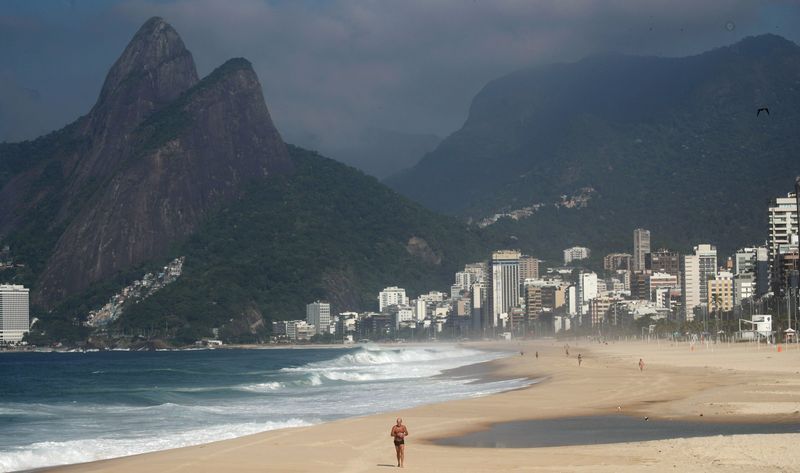 Homem se exercita na praia de Ipanema durante pandemia de Covid-19 no Rio de Janeiro
