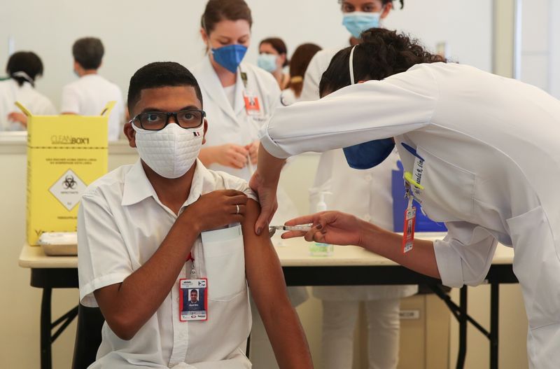 Profisscional de saúde é vacinado contra Covid-19 em São Paulo