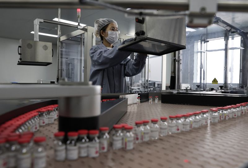 Funcionário trabalha na linha de produção da vacina de dose única contra a Covid-19 da CanSino em Tianjin