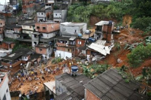 Bombeiros e voluntários tentam encontrar vítimas de deslizamentos causados pelas chuvas em Franco da Rocha (SP)