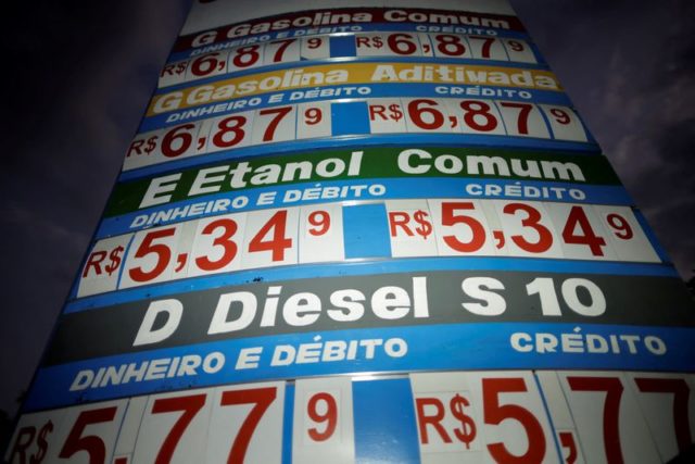 Painel de preços em posto de gasolina em Brasília