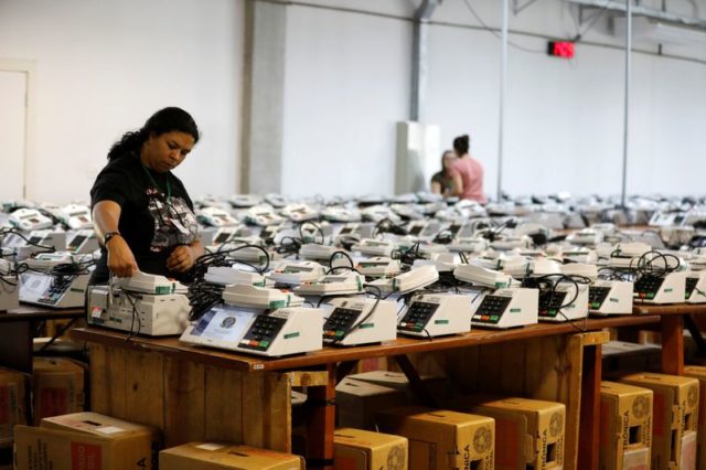 Funcionária da Justiça eleitoral examina urna eletrônica em Curitiba antes do segundo turno de 2018