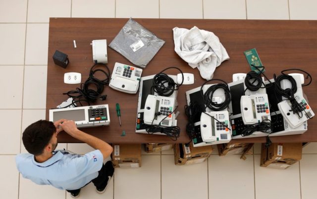 Funcionário da Justiça Eleitoral prepara urnas eletrônicas para as eleições de 2018, em Curitiba