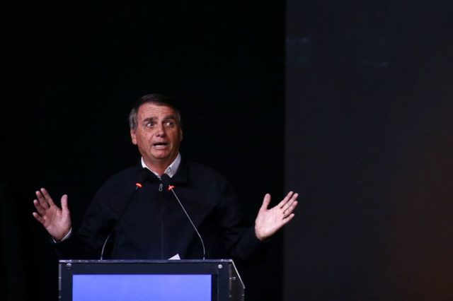 Sem provas, Bolsonaro acusa adversários de defender "fechar igrejas" no Twitter