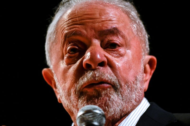 Presidente eleito chora ao falar em reunião com equipe de transição em Brasília