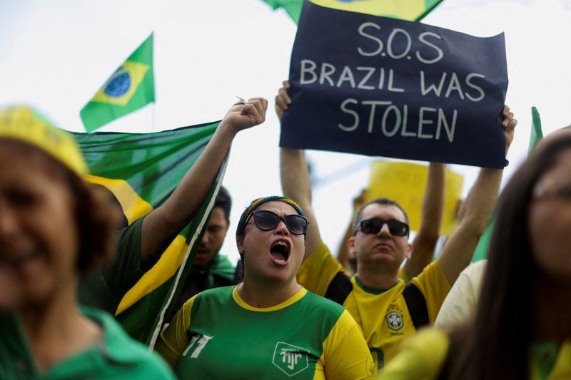 Manifestantes protestam em frente a quartel militar no Rio de Janeiro contra a derrota de Bolsonaro