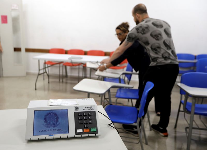 Funcionário preparam urna eletrônica para votação em São Paulo