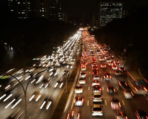 Carros no engarrafamento em avenida de São Paulo