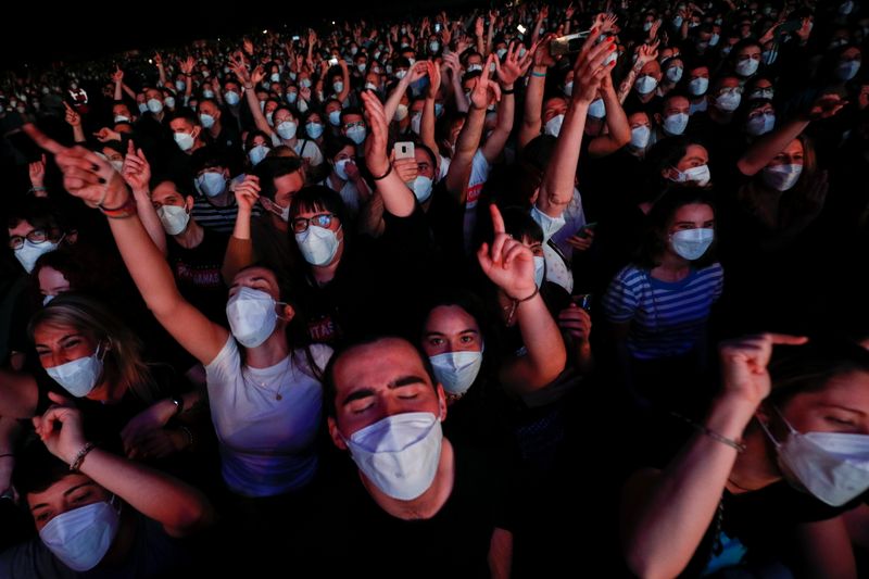 Público assite show durante pandemia de Covid-19 em Barcelona