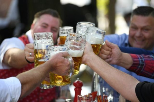 Pessoas brindam em cervejaria perto de Theresienwiese, na cidade de Munique, na Alemanha, onde a Oktoberfest teria acontecido