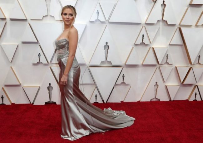 Scarlett Johansson posa para fotos no tapete vermelho do Oscar