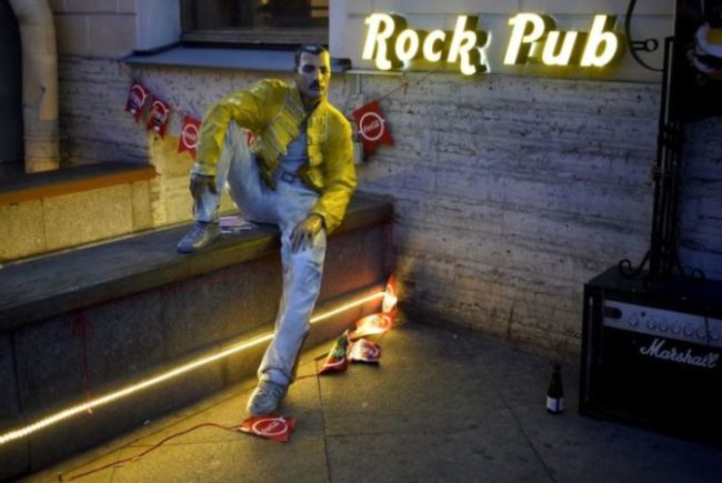 Boneco representando Freddie Mercury na entrada de bar em São Petersburgo, na Rússia