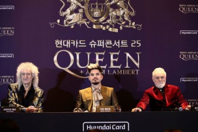 Brian May, Adam Lambert e Roger Taylor, do Queen, durante entrevista coletiva em Seul