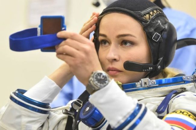 Atriz russa Yulia Peresild se arruma antes de decolagem para a Estação Espacial Internacional