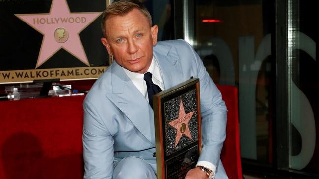 Daniel Craig posa para foto na Calçada da Fama de Hollywood