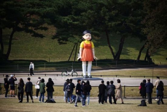 Boneca gigante da série da Netflix "Round 6" em parque de Seul