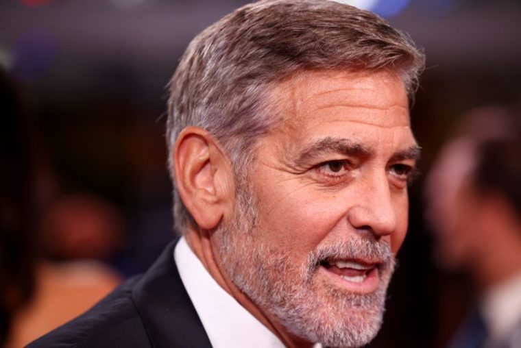 Clooney disse em uma carta aberta à mídia que aceita que "muitas vezes fotos invasivas" são parte do preço que tem que pagar por ser uma celebridade