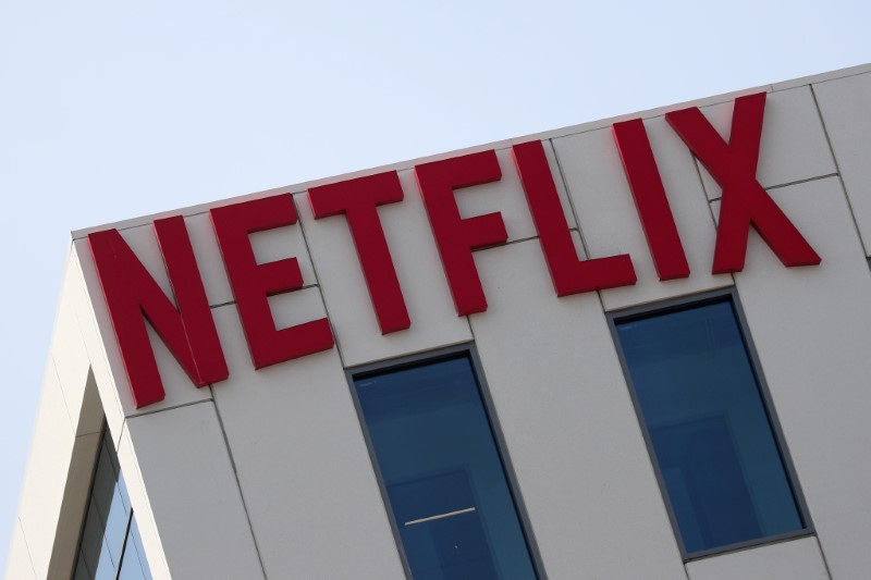 Logotipo do Netflix em frente aos seus escritórios de Hollywood, Los Angeles