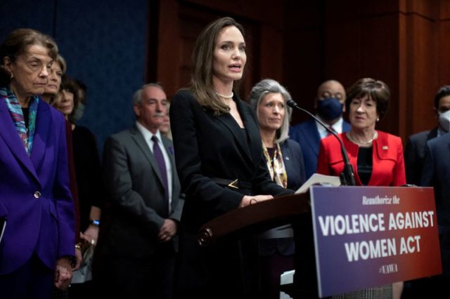 Angelina Jolie faz discurso em defesa da Lei de Violência Contra as Mulheres