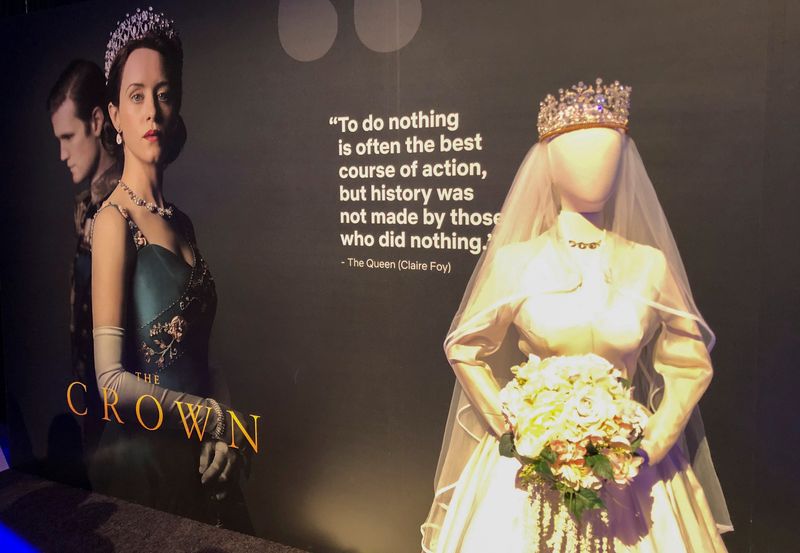 Traje utilizado na série "The Crown" é exposto pela Netflix em Los Angeles. REUTERS/Lisa Richwine/Arquivo