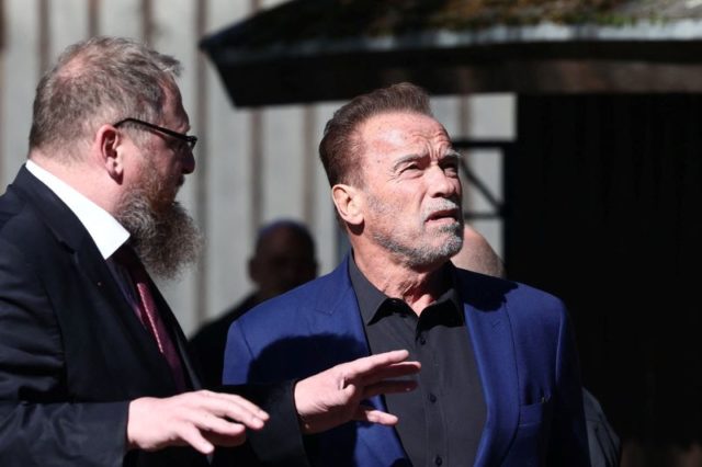 Schwarzenegger defende "luta contra o ódio" durante visita a Auschwitz
