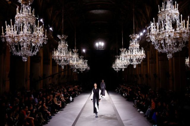 Paris Fashion Week continua apesar de cenário de "aperto de cintos"