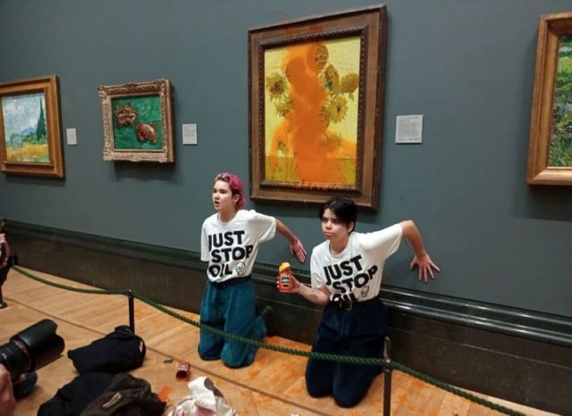 Ambientalistas britânicos jogam sopa em pintura "Girassóis" de Van Gogh