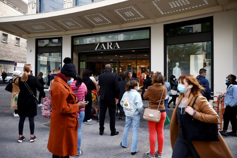 Consumidores esperam em frente a uma loja Zara em Nantes, França