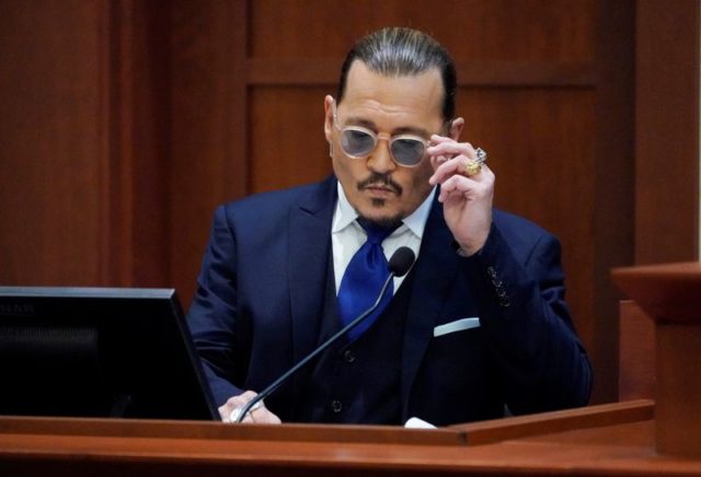 Johnny Depp durante julgamento em tribunal da Virgínia
