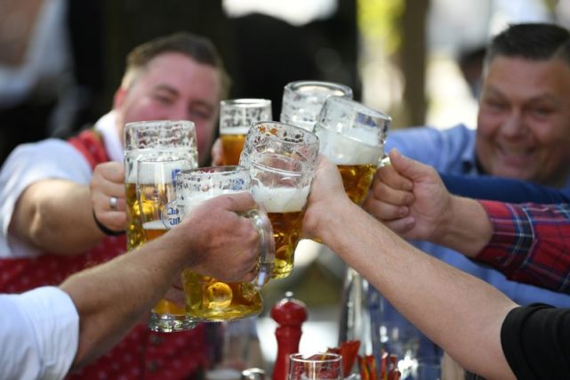 Pessoas brindam com cerveja em Munique, na Alemanha