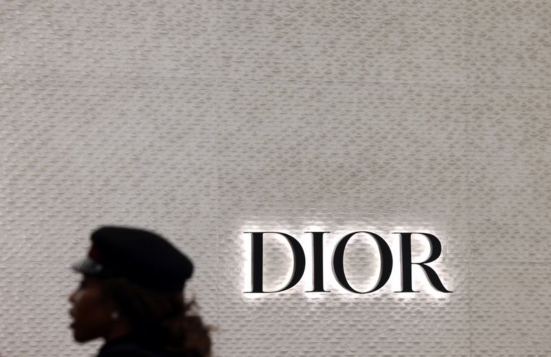 Mulher passa em frente à área da Dior em loja de departamentos em Berlim