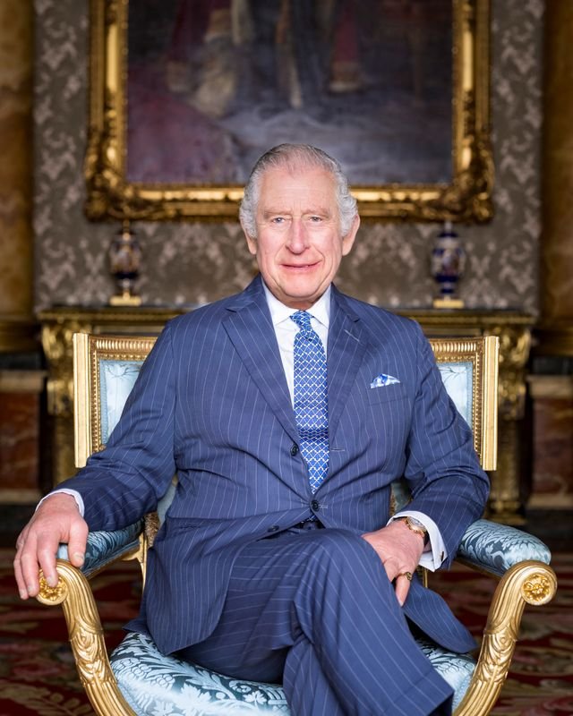 Charles e Camilla aparecem nas fotos sentados em frente a um retrato do rei George 5º, que reinou de 1910 a 1936 e foi bisavô de Charles.