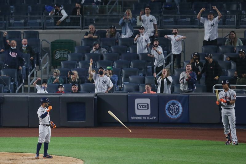 Torcedores do Yankees durante partida do time contra o Astros em Nova York