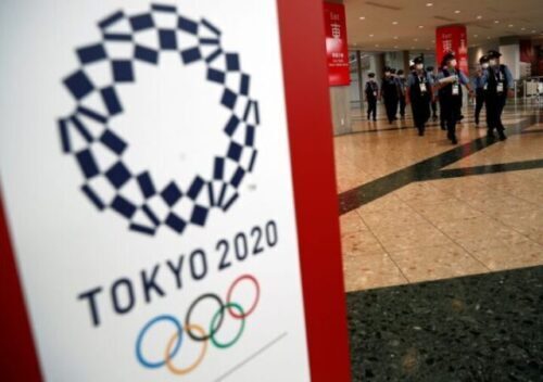 Policiais caminham em principal centro de imprensa dos Jogos Olímpicos Tóquio 2020