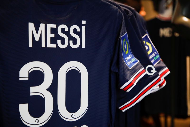 Camisas de Messi em loja do PSG em Paris