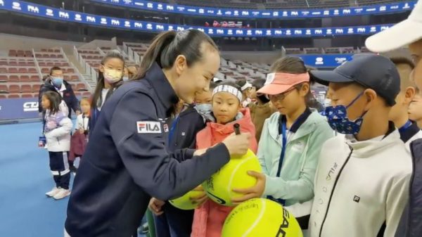Tenista Peng Shuai dá autógrafos durante evento em Pequim