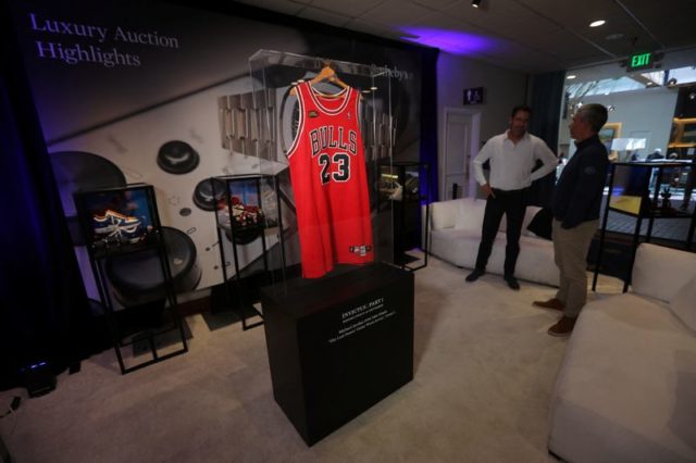 A camisa usada por Michael Jordan nas finais da NBA de 1998 é vista em exibição na Califórnia antes de leilão.