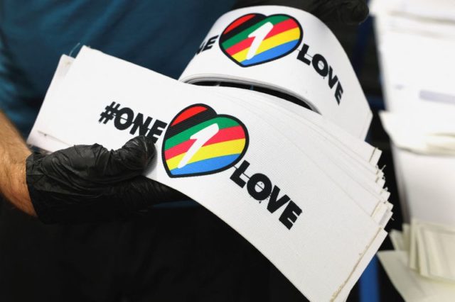 Braçadeiras "OneLove" esgotam após proibição na Copa do Mundo