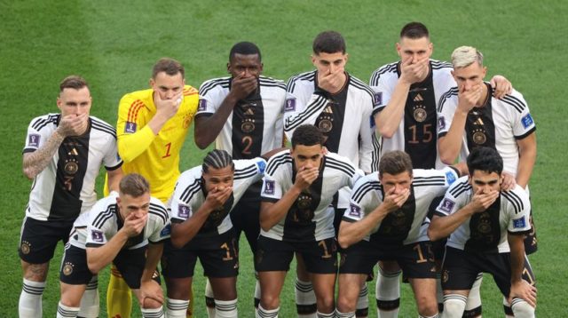Jogadores alemães fazem protesto antes da partida contra o Japão